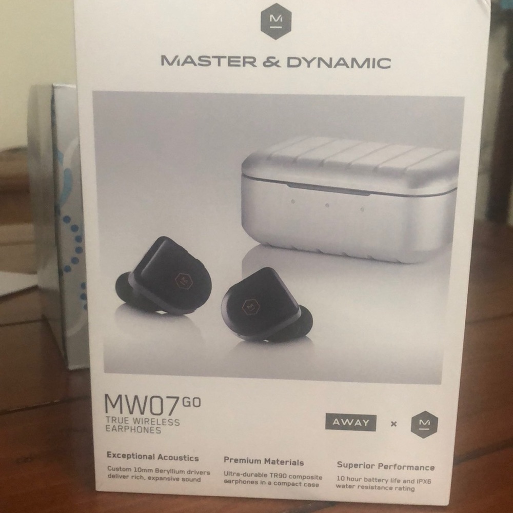 Masters & Dynamic MWO7go True Wireless Earphones from smoke and pet free home